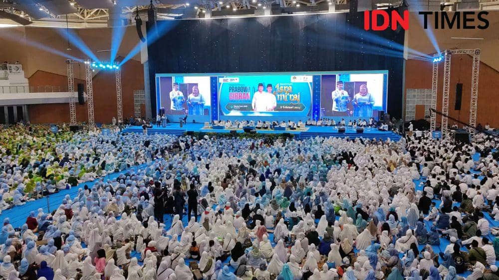 Cawapres Gibran Rakabuming Raka hadiri dipeluk oleh jemaah ditengah pidato Peringatan Isra Mi'raj di Solo. (IDN Times/Larasati Rey)