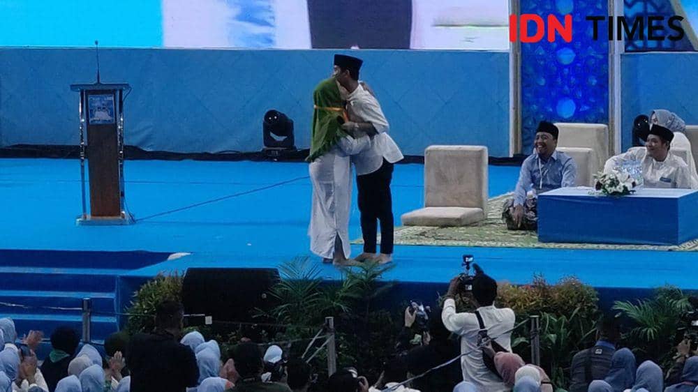 Gibran Tiba-Tiba Dipeluk Emak-Emak Saat
Hadiri Isra Mi'raj di Solo