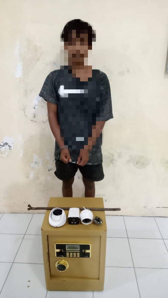 Brankas berisi uang yang dicuri pelaku. (dok. Istimewa)
