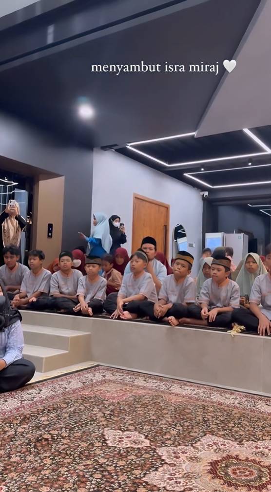 potret pringatan Isra Mikraj di rumah Atta Halilintar (instagram.com/attahalilintar)