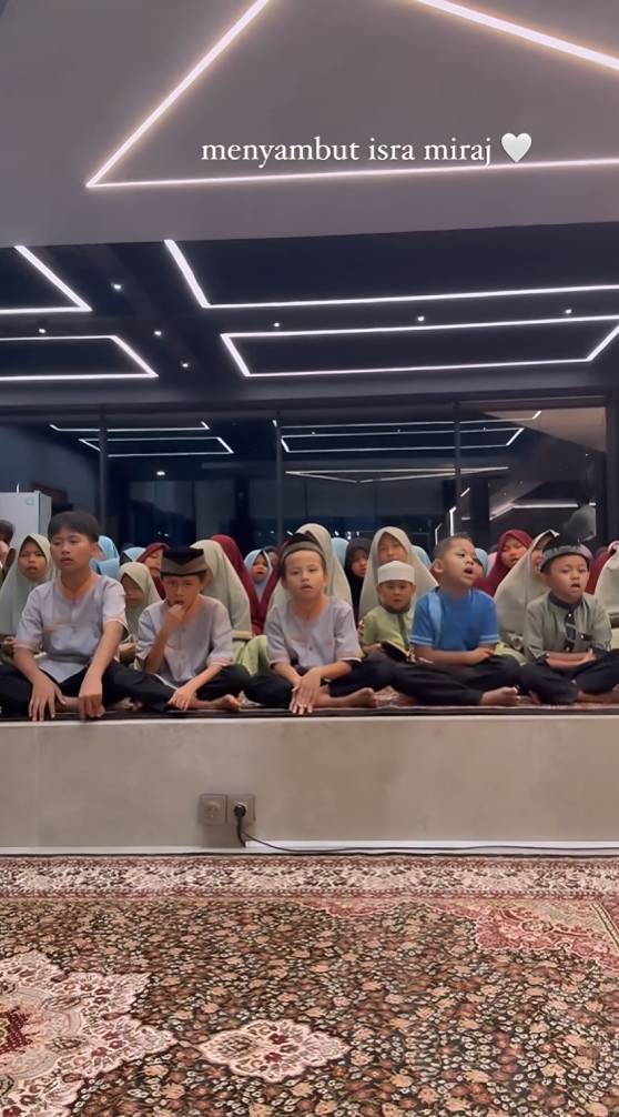 potret pringatan Isra Mikraj di rumah Atta Halilintar (instagram.com/attahalilintar)