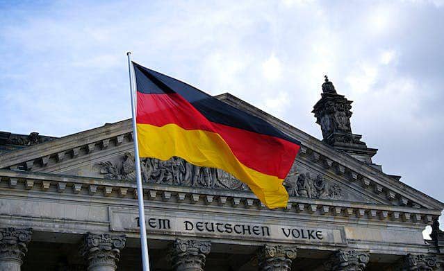Bendera negara Jerman (pexels.com/Ingo Joseph)