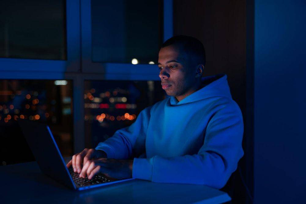 ilustrasi menonton (pexels.com/VAZHNIK)