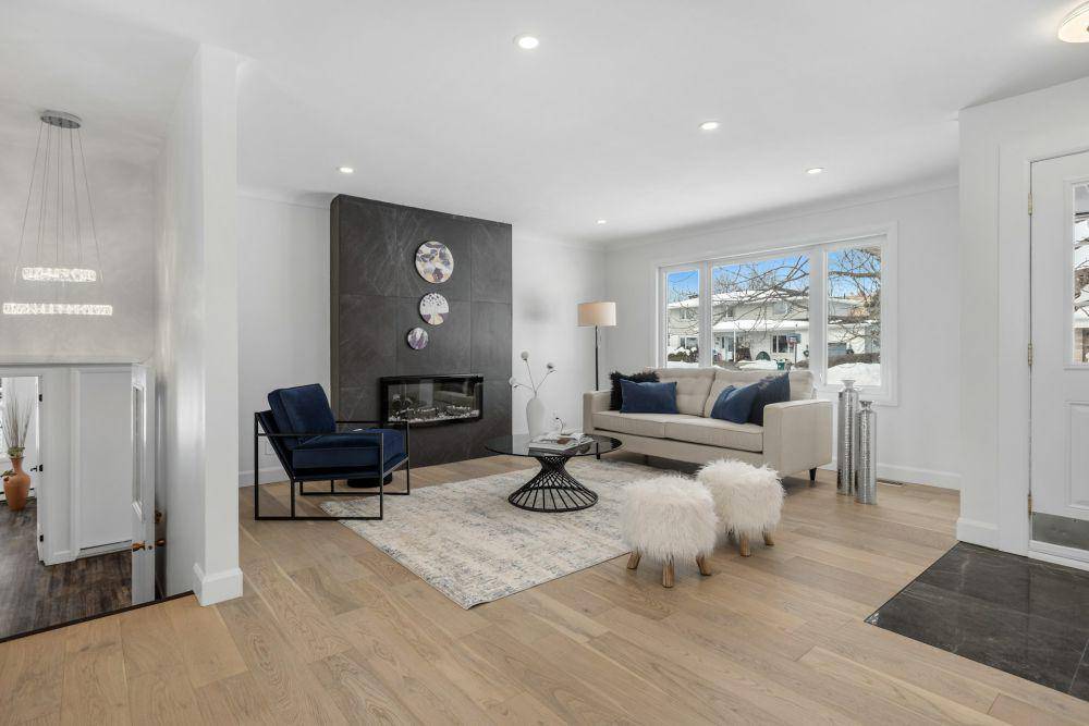 Living room bergaya kontemporer (unsplash.com/Point3D Commercial Imaging Ltd.)