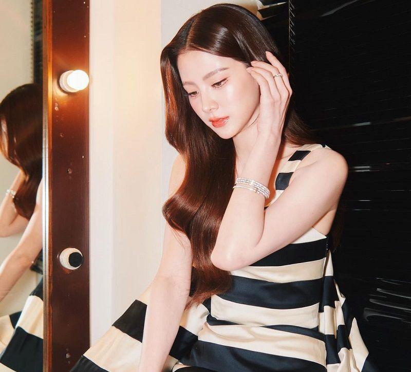 7 Potret Baifern Pimchanok di Press Conference OneD Original, Memukau!