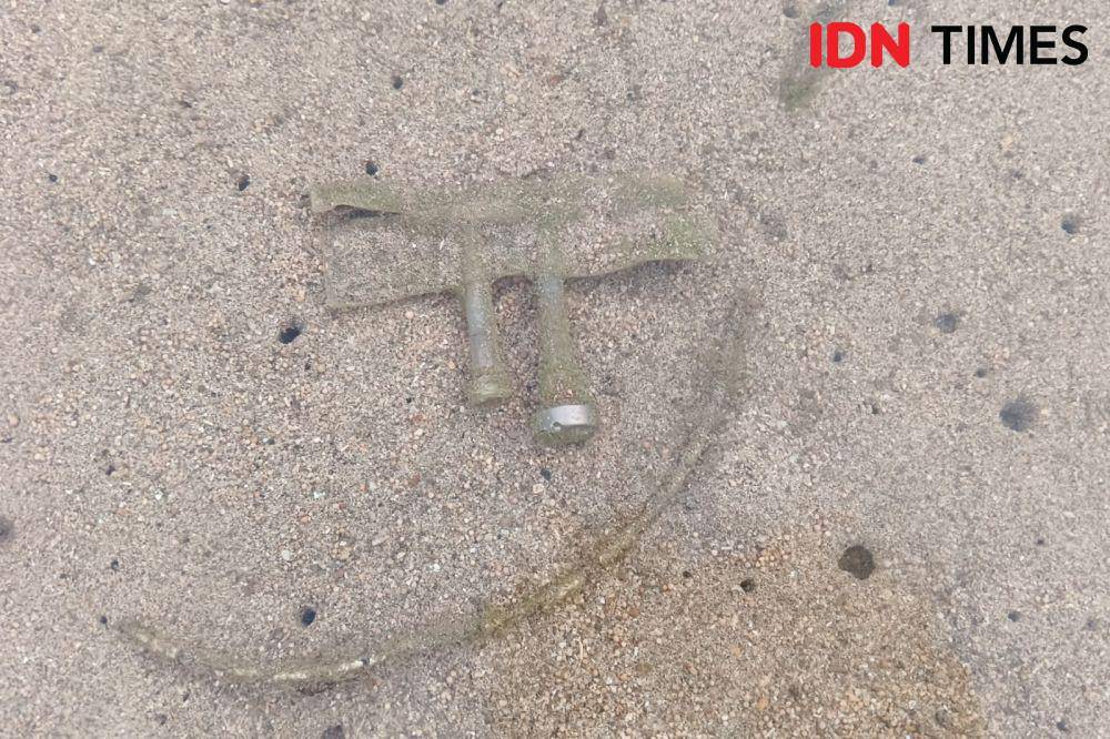 Temuan diduga sampah medis infus dan selang di Pantai Sanur (IDN Times/Ayu Afria)