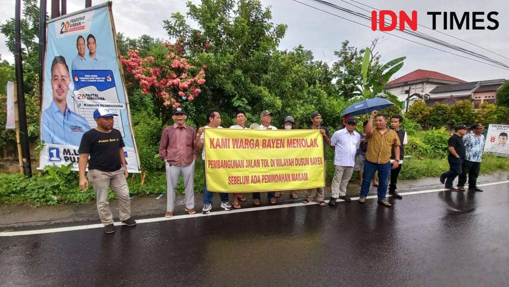 Aksi penolakan pembangunan ruas jalan tol Jogja-Solo dilakukan oleh puluhan warga Bayen, Purwomartani, Kalasan. (IDNTimes/Tunggul Damarjati)