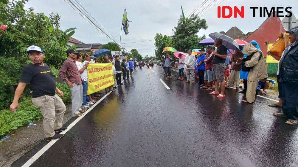 Aksi penolakan pembangunan ruas jalan tol Jogja-Solo dilakukan oleh puluhan warga Bayen, Purwomartani, Kalasan. (IDNTimes/Tunggul Damarjati)
