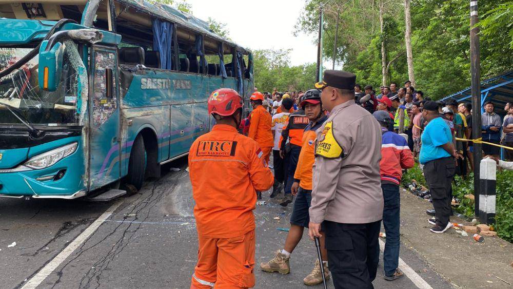 Bus pariwisata mengalami kecelakaan tunggal di turunan Griya Bakti, Padukuhan, Kalurahan Wukirsari, Kapanewon Imogiri, pada Kamis (8/2/2024) (Dokumentasi Polres Bantul)
