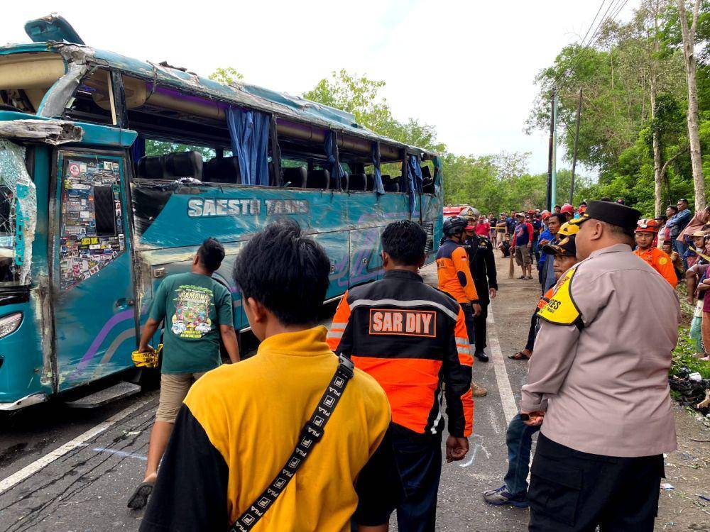Bus pariwisata mengalami kecelakaan tunggal di turunan Griya Bakti, Padukuhan, Kalurahan Wukirsari, Kapanewon Imogiri, pada Kamis (8/2/2024) (Dokumentasi Polres Bantul)