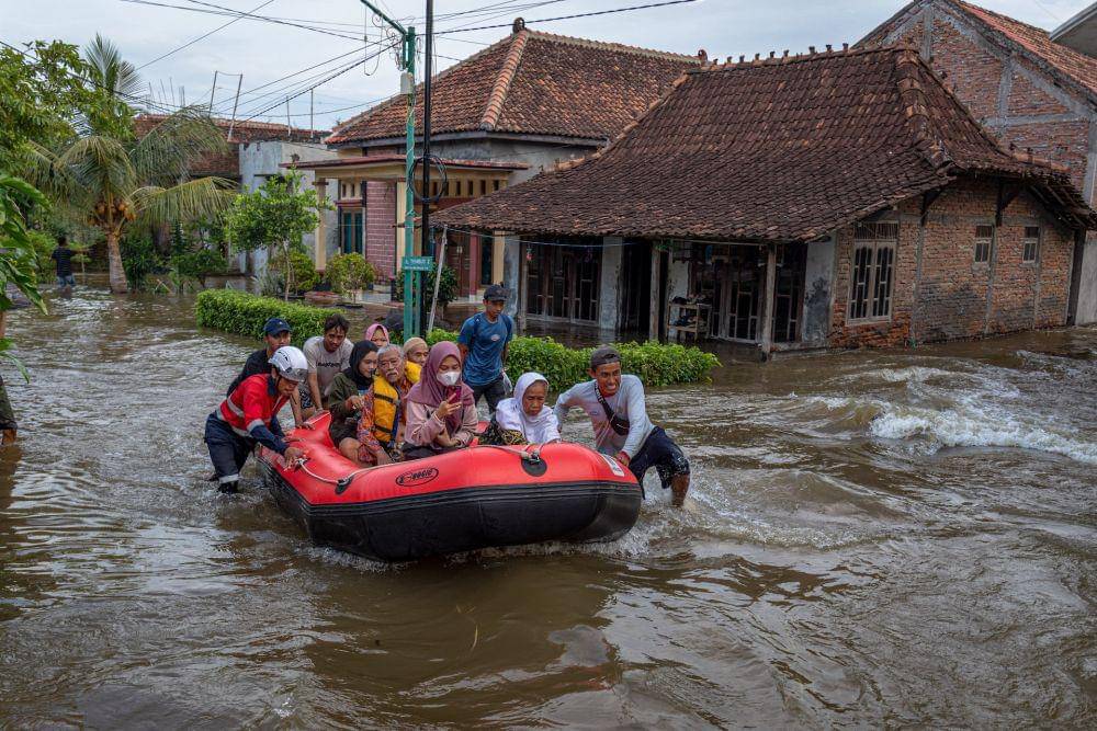 Relawan menggunakan perahu karet mengevakuasi warga yang rumahnya terendam banjir akibat jebolnya tanggul Sungai Jratun-Wulan, di Desa Undaan Kidul, Kecamatan Karanganyar, Kabupaten Demak, Jawa Tengah, Kamis (8/2/2024). (ANTARA FOTO/Aji Styawan)