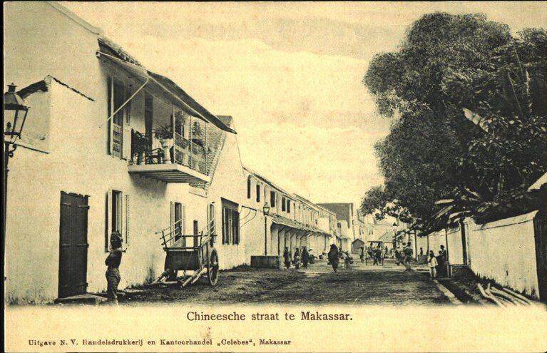 Suasana kawasan Pecinan di Kota Makassar antara tahun akhir abad ke-19 dan awal abad ke-20. (Dok. KITLV)