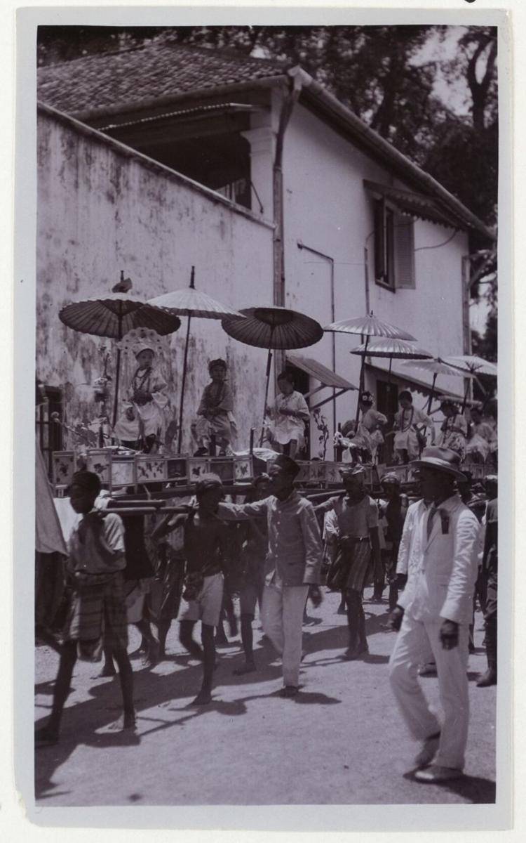 Suasana pawai perayaan Cap Go Meh di Kota Makassar pada tahun 1928. (Dok. KITLV)