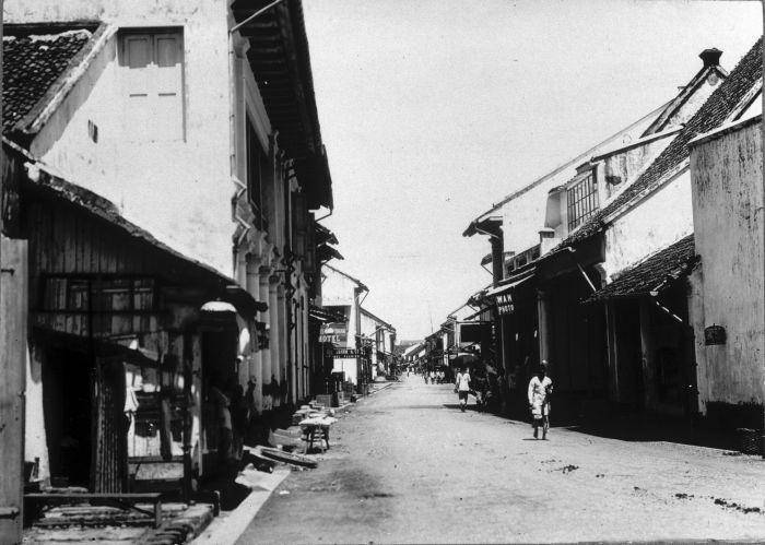 Foto suasana kawasan Pecinan di Kota Makassar, antara tahun 1900 hingga 1920. (Tropenmuseum, part of the National Museum of World Cultures)
