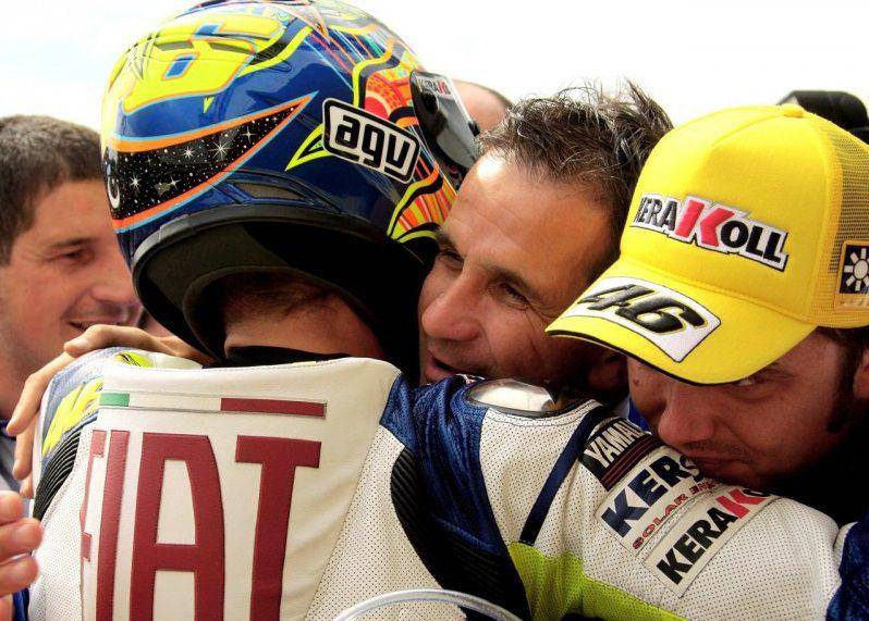 Davide Brivio (tengah) memeluk Valentino Rossi usai GP Republik Ceko 2008. (motogp.com)