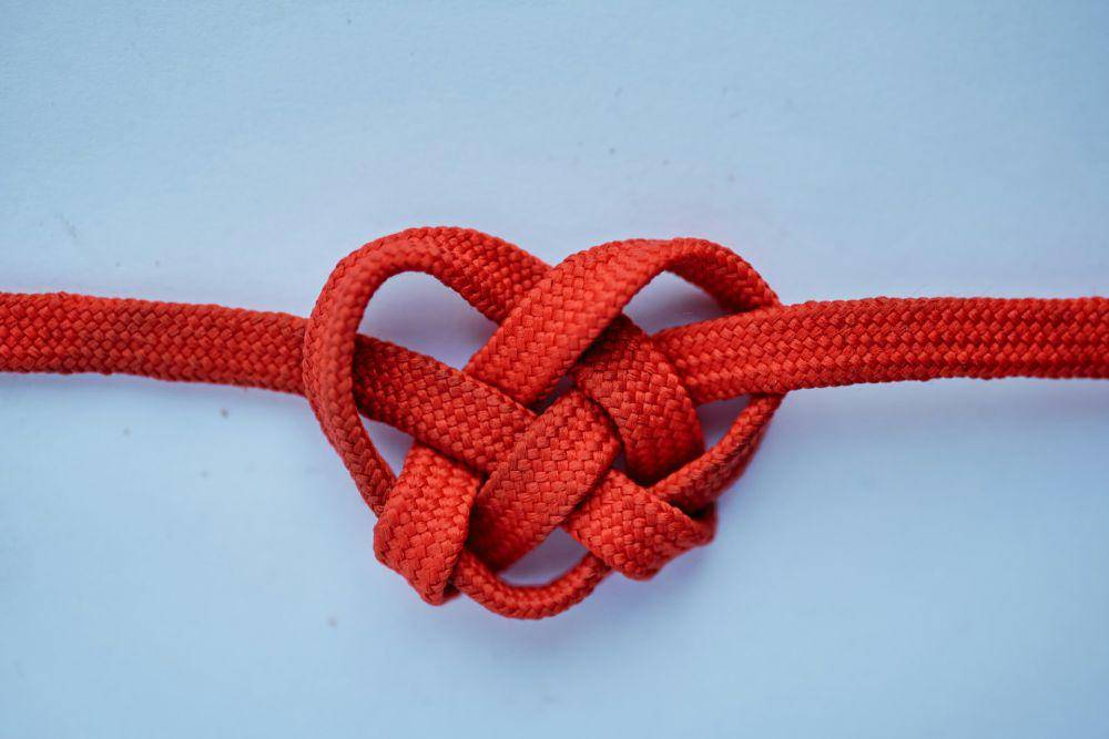 ilustrasi diy dekorasi valentine dari tali sepatu (unsplash.com/Emmanuel Ikwuegbu)