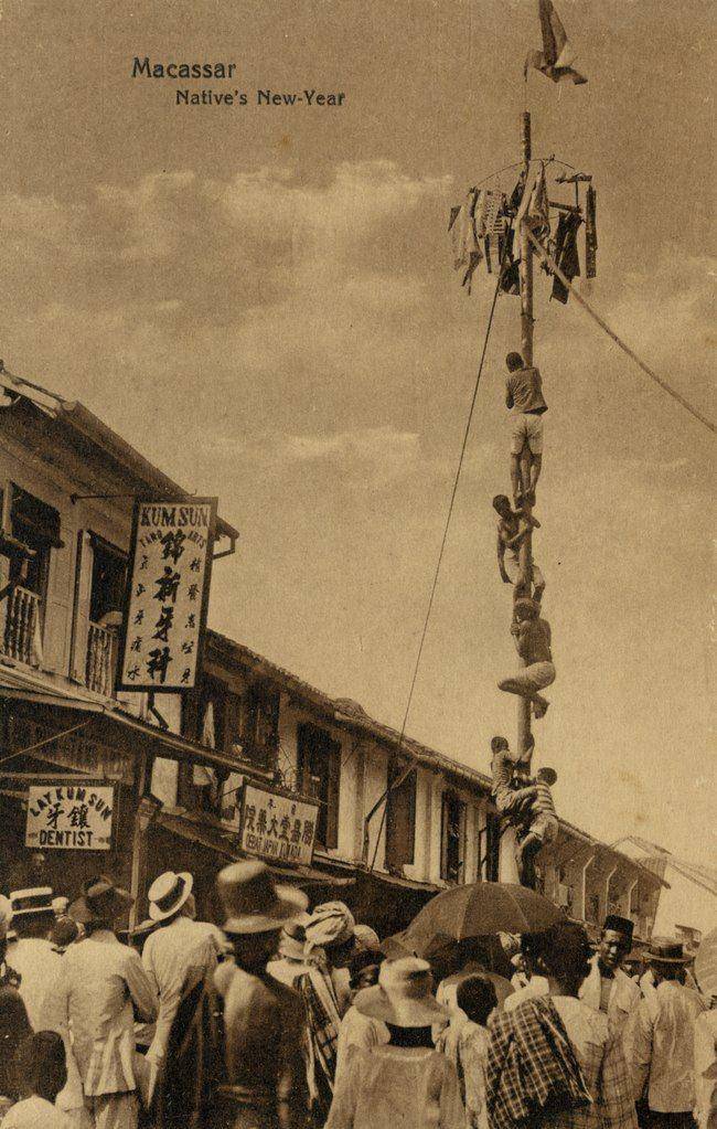Suasana perayaan Tahun Baru Imlek di Kota Makassar pada dekade 1920-an. (Dok. KITLV)
