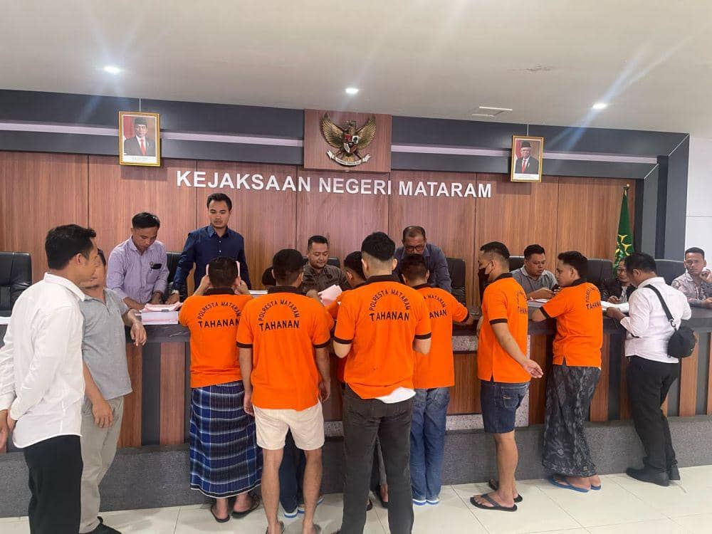 Penyerahan 20 tersangka dewasa peristiwa Karang Taliwang Kota Mataram ke Kejari Mataram. (dok. Istimewa)