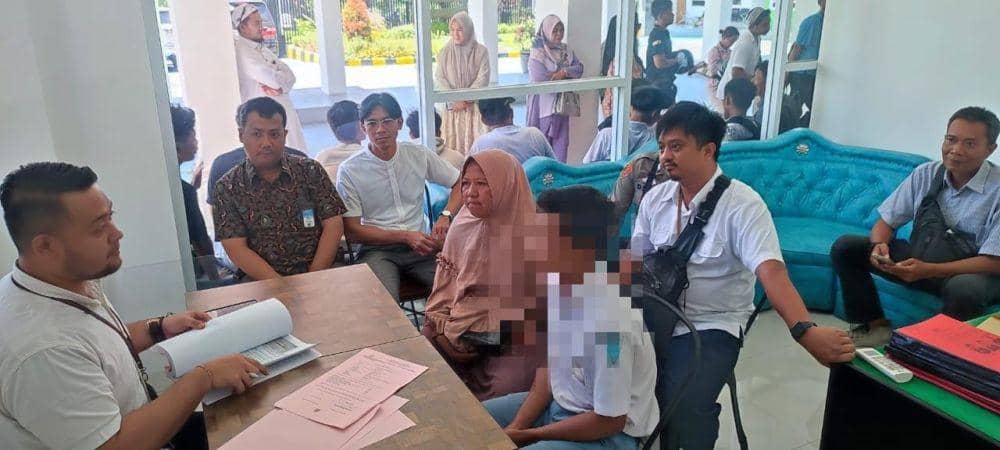 Penyerahan tersangka dan barang bukti ke Kejari Mataram. (dok. Istimewa)