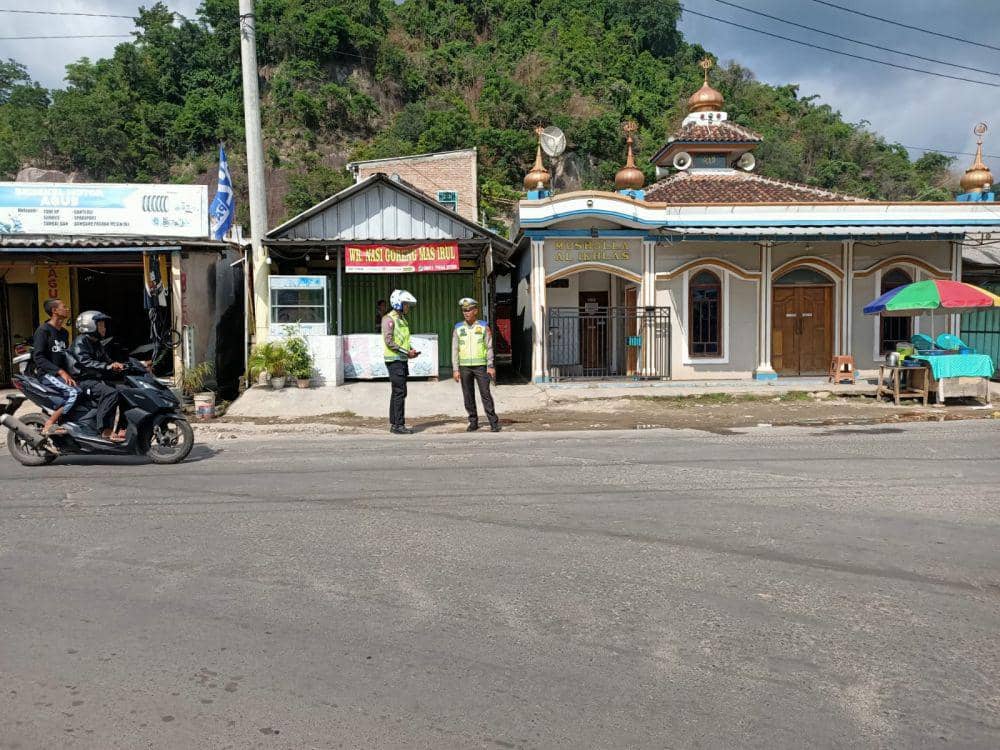 Pengamanan arus lalu lintas libur panjang Isra Miraj dan Imlek 2024 oleh personel Ditlantas Polda Lampung. (DOK. Ditlantas Polda Lampung).