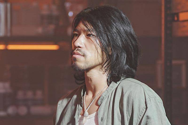 Kim Min di pemotretan poster drakor A Shop for Killers (post.naver.com/DSP media)