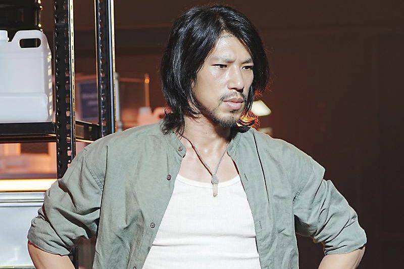 Kim Min di pemotretan poster drakor A Shop for Killers (post.naver.com/DSP media)