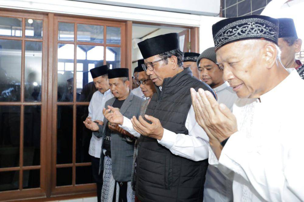 Mahfud MD berkunjung ke Pondok Pesantren (Ponpes) Al-Hasaniyyah di daerah Cicurug, Kabupaten Sukabumi, Jawa Barat, pada Jumat (9/2/2024) (IDN Times/Istimewa)
