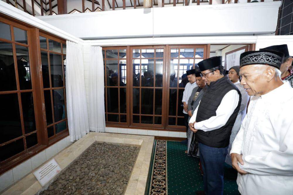 Mahfud MD berkunjung ke Pondok Pesantren (Ponpes) Al-Hasaniyyah di daerah Cicurug, Kabupaten Sukabumi, Jawa Barat, pada Jumat (9/2/2024) (IDN Times/Istimewa)