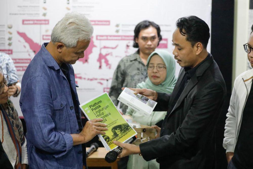 Ganjar Pranowo berkunjung ke kantor Wahana Lingkungan Hidup Indonesia (Walhi), pada Kamis (8/2/2024) (IDN Times/Istimewa)