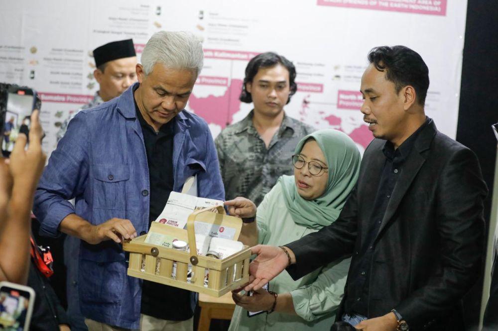 Ganjar Pranowo berkunjung ke kantor Wahana Lingkungan Hidup Indonesia (Walhi), pada Kamis (8/2/2024) (IDN Times/Istimewa)