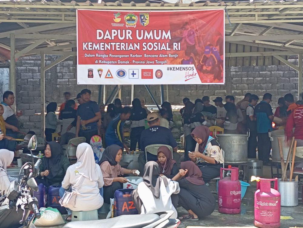 Warga Demak berdatangan ke dapur umum untuk meminta bantuan makanan. (IDN Times/Dok Humas Pemprov Jateng)