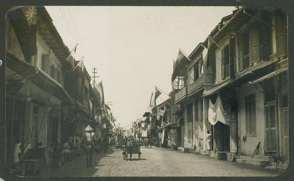 Suasana kawasan Pecinan di Kota Makassar saat menyambut kunjungan Gubernur-Jenderal Hindia Belanda A.C.D. de Graeff pada tahun 1927. (Dok. KITLV)