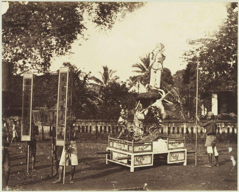Salah satu arak-arakan untuk Festival Yuanxiao atau festival lampion di Kota Makassar pada dekade 1880-an. Dipotret oleh Walter Bentley Woodbury dan James Page. (Dok. KITLV)