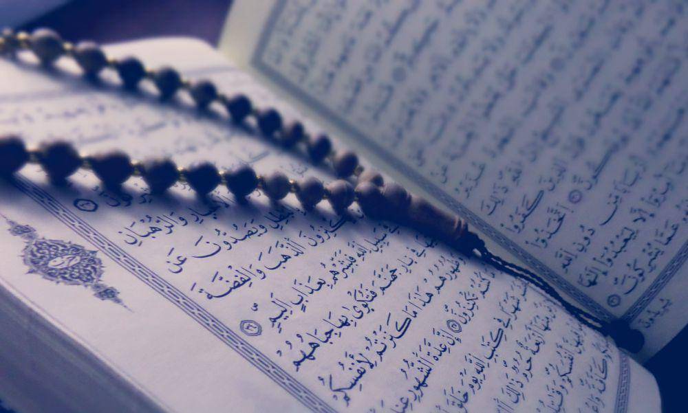 ilustrasi membaca Al-Qur'an (pexels.com/Tayeb MEZAHDIA)
