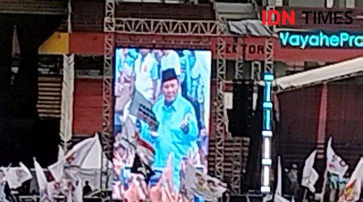 Pranowo saat Joget Gemoy dihadapan ribuan pendukungnya saat berada di Stadion Delta Sidoarjo, Jumat (9/2/2024). (IDN Times/Khusnul Hasana)