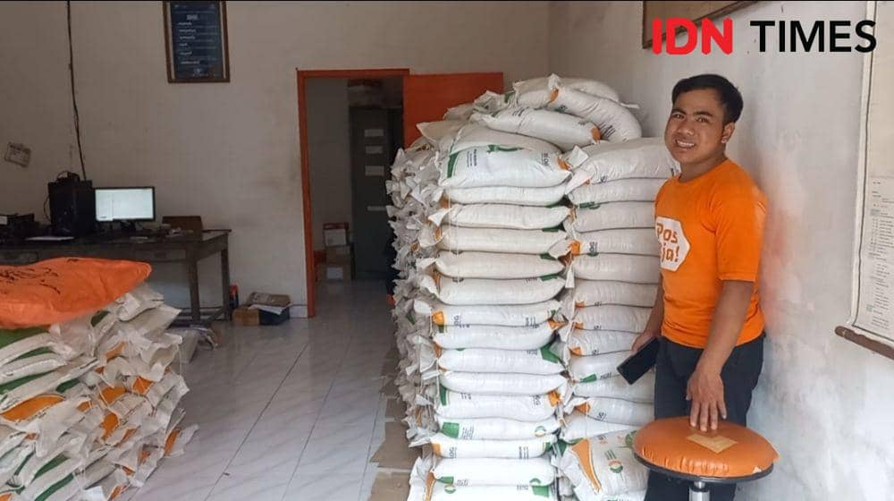 Pembagian bantuan pangan cadangan beras pemerintah (CBP) di Klungkung. (IDN Times/Wayan Antara)