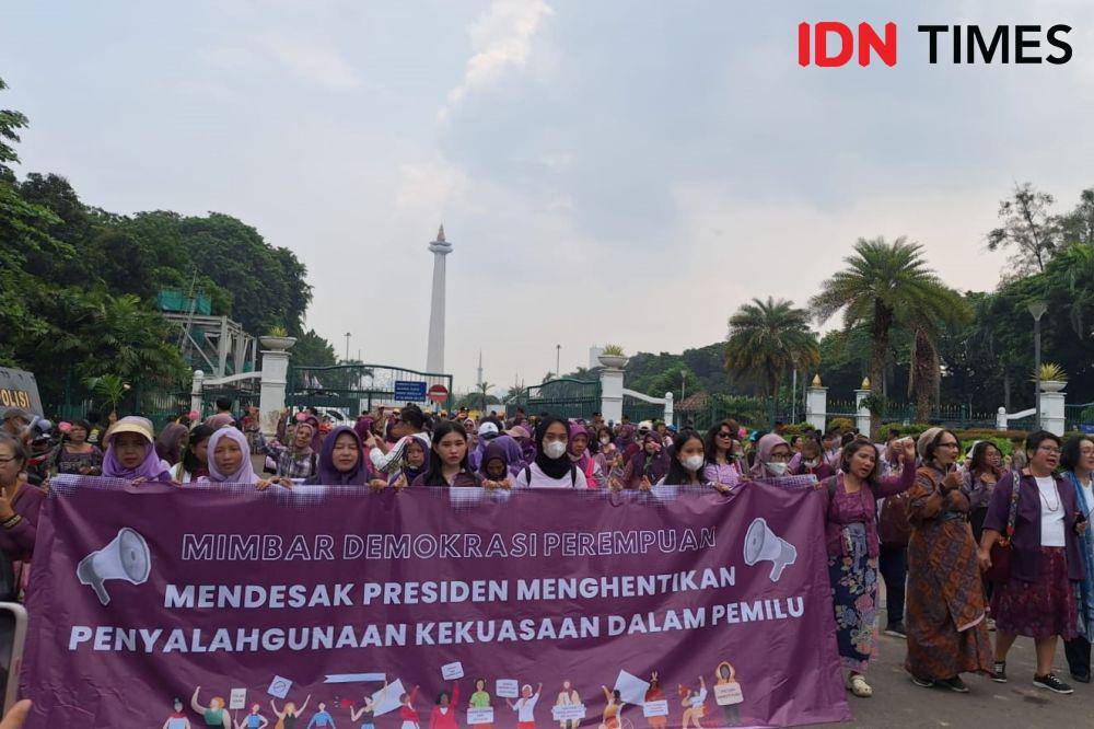 Mimbar Demokrasi Perempuan: Mendesak Presiden Menghentikan Penyalahgunaan Kekuasaan Dalam Pemilu di Patung Kuda, Jakarta Pusat, Jumat (9/2/2024). (IDN Times/Lia Hutasoit)