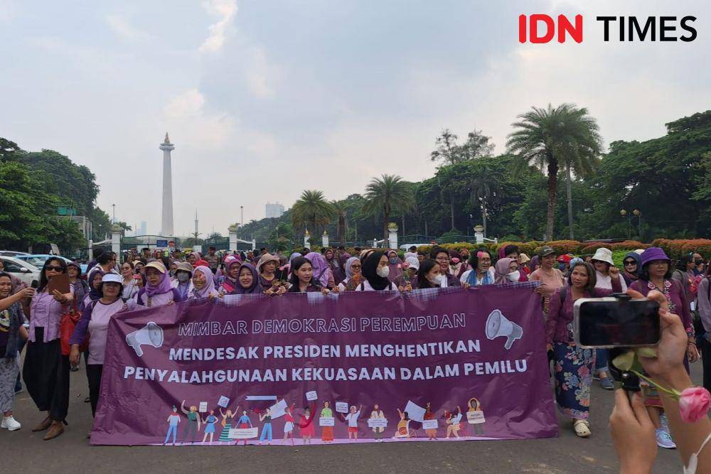 Mimbar Demokrasi Perempuan: Mendesak Presiden Menghentikan Penyalahgunaan Kekuasaan Dalam Pemilu di Patung Kuda, Jakarta Pusat, Jumat (9/2/2024). (IDN Times/Lia Hutasoit)