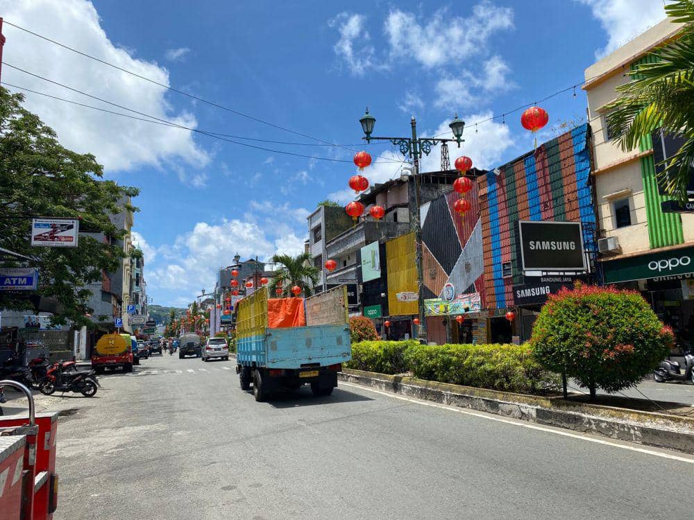 Lampion menghiasi ruas Jalan A.Y Patty di Kota Ambon, Maluku.(IDN Times/Muhammad Jaya)