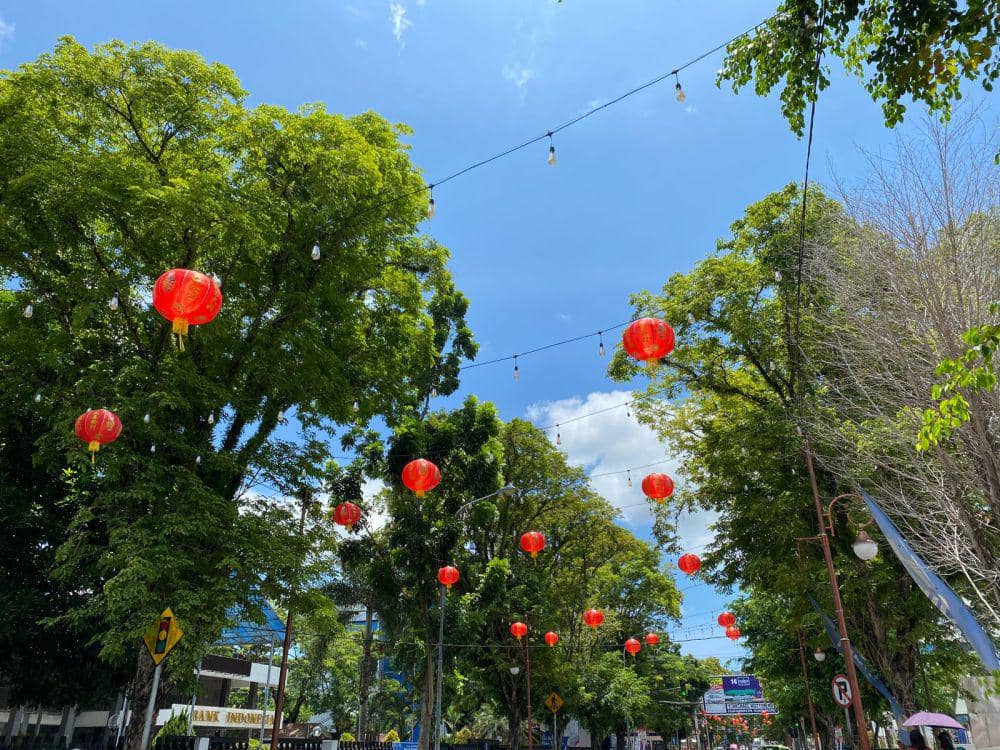 Lampion yang terpasang di sejumlah ruas jalan di Kota Ambon, Maluku.(IDN Times/ Muhammad Jaya)