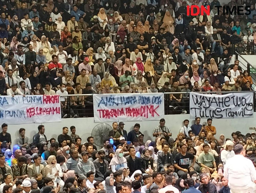 Poster Roasting Politik di Desak Anies Surabaya