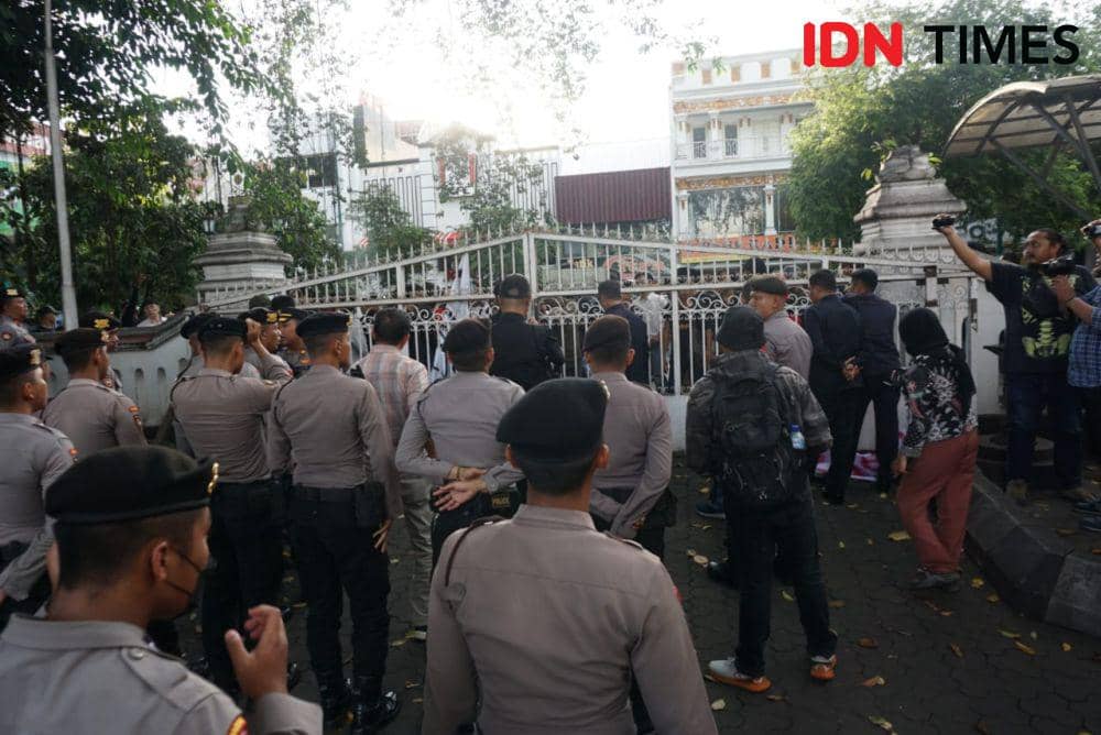 Forum BEM se-Daerah Istimewa Yogyakarta (DIY) menggelar aksi 'Darurat Hukum dan Selamatkan Demokrasi Indonesia' di depan gedung DPRD DIY, Jumat (9/2/2024). (IDNTimes/Herlambang Jati)