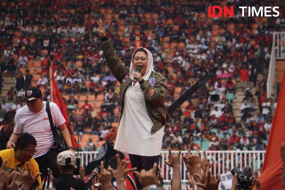 Dewan Pakar Tim Kampanye Nasional (TKN) Ganjar-Mahfud, Yenny Wahid, saat berorasi di Stadion Pakansari, Bogor, Jumat (9/2/2024). (IDN Times/Aryodamar)