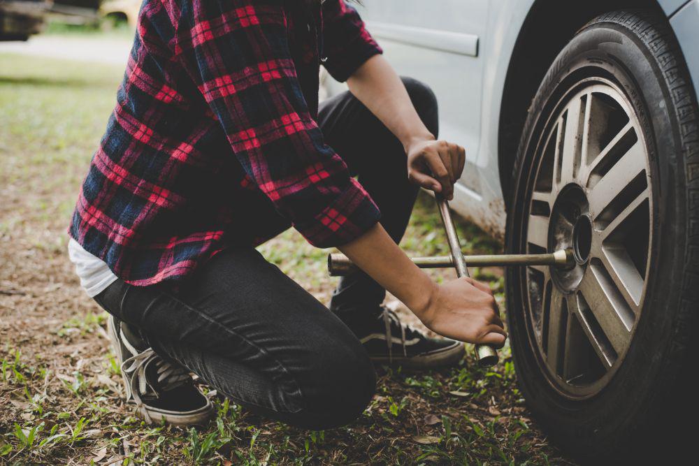Cara Mengganti Ban Serep Mobil dalam Keadaan Darurat