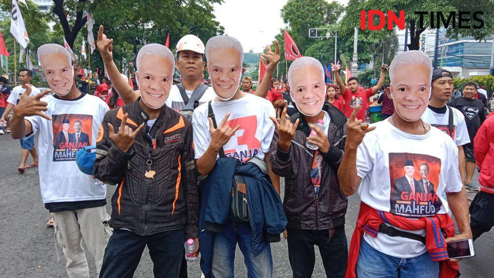 Massa Tumplek Blek di Simpang Lima, Warga Pakai Topeng Ganjar