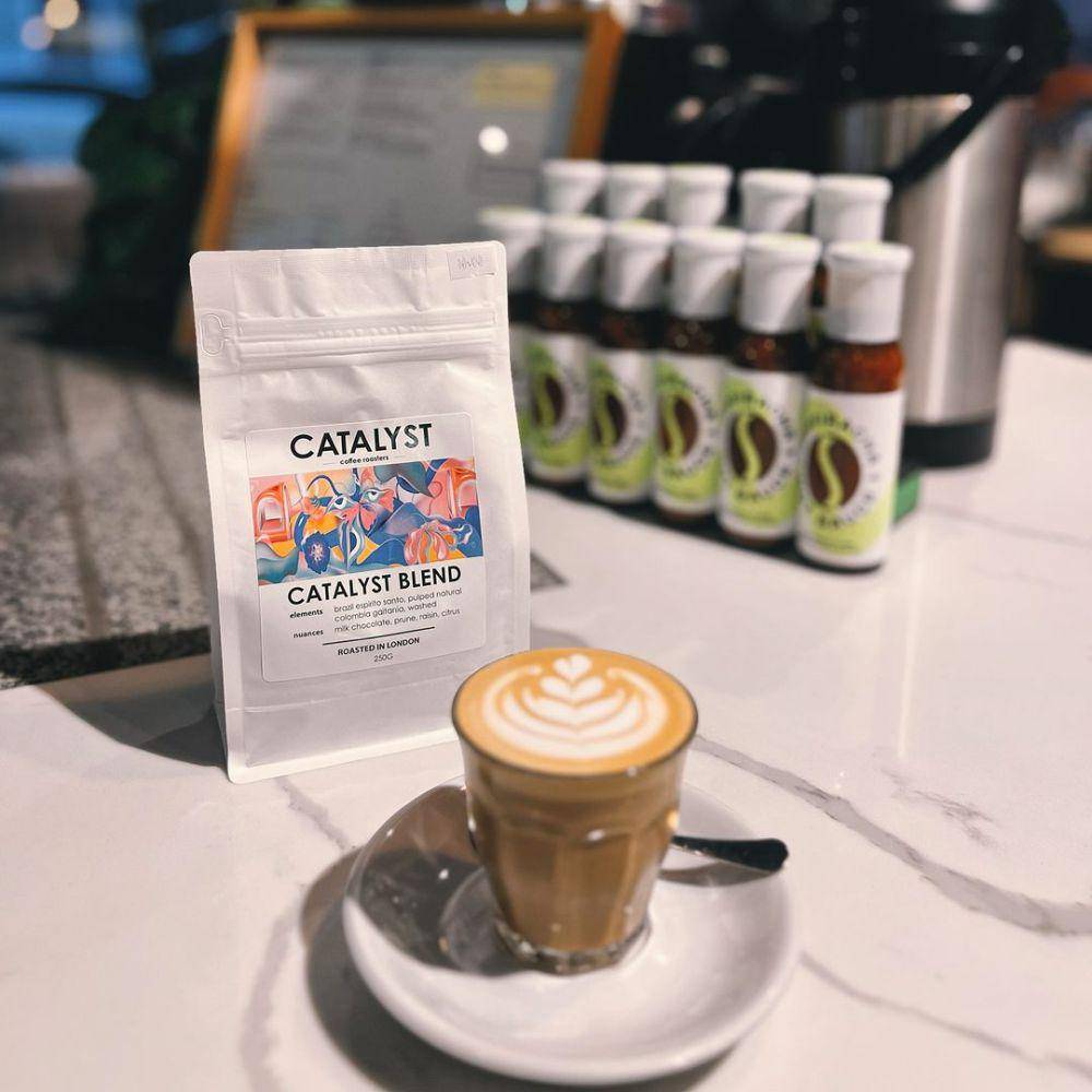 Menu andalan Catalyst Roasters, flat white dan saus Koffiracha (instagram.com/catalyst_roasters)