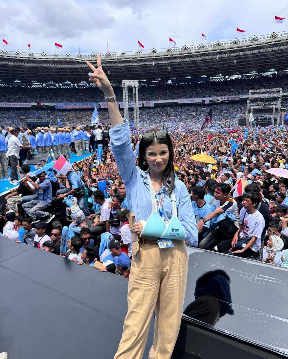 potret artis hadiri kampanye akbar Prabowo-Gibran (instagram.com/sabrinachairunnisa_)