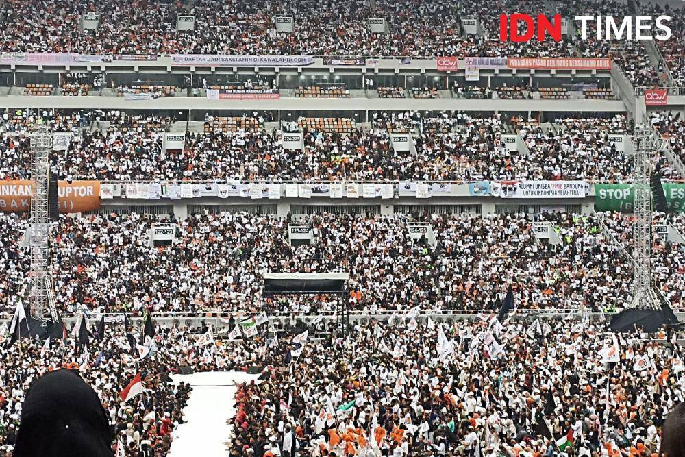 Massa pendukung Anies Baswedan dan Muhaimin Iskandar memenuhi JIS untuk mengikuti kampanye akbar pada Sabtu (10/2/2024). (IDN Times/Amir Faisol)