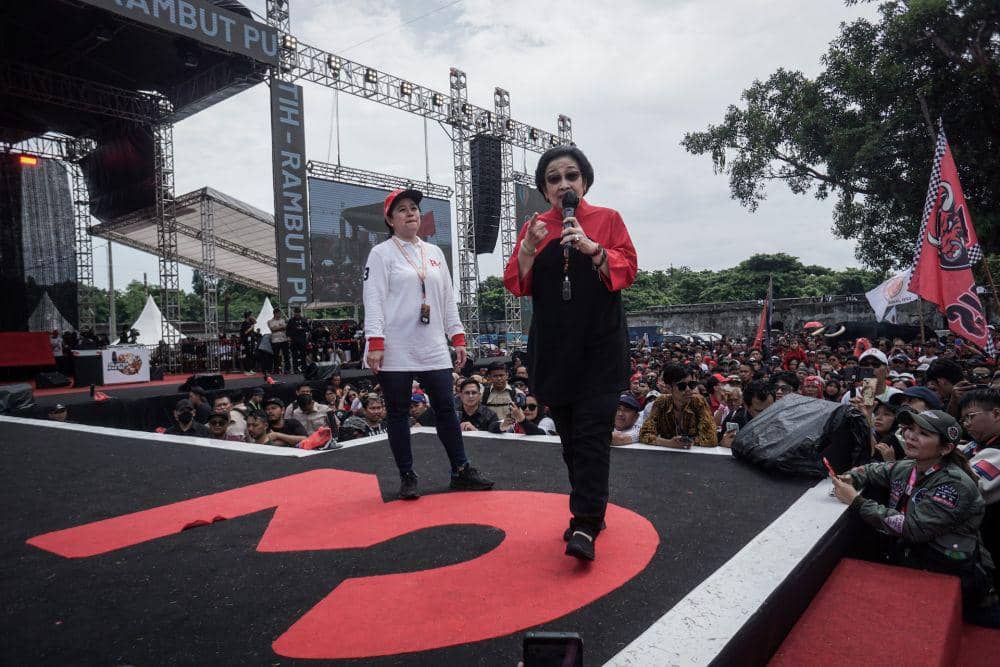 Ketua Umum PDI Perjuangan Megawati Soekarnoputri (kanan) didampingi Ketua DPP PDI Perjuangan Puan Maharani (kiri) memberikan orasi politik saat kampanye akbar capres-cawapres nomor urut 3 Ganjar Pranowo-Mahfud MD di Solo, Jawa Tengah, Sabtu (10/2/2024). (ANTARA FOTO/Mohammad Ayudha)