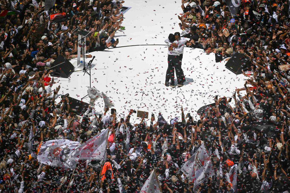 Capres-cawapres nomor urut 1 Anies Baswedan-Muhaimin Iskandar berangkulan usai menyampaikan orasi dalam kampanye akbar di Jakarta International Stadium (JIS), Jakarta, Sabtu (10/2/2024). (ANTARA FOTO/Aditya Pradana Putra)